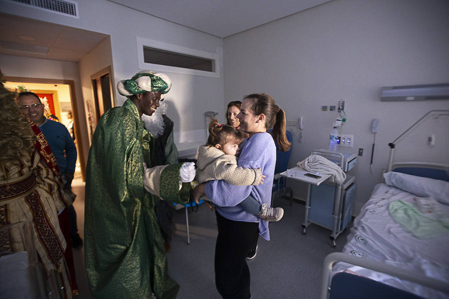 Melchor, Gaspar y Baltasar han hecho una parada en Pediatría antes de recorrer La Herradura