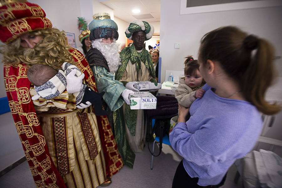 Melchor, Gaspar y Baltasar han hecho una parada en Pediatría antes de recorrer La Herradura