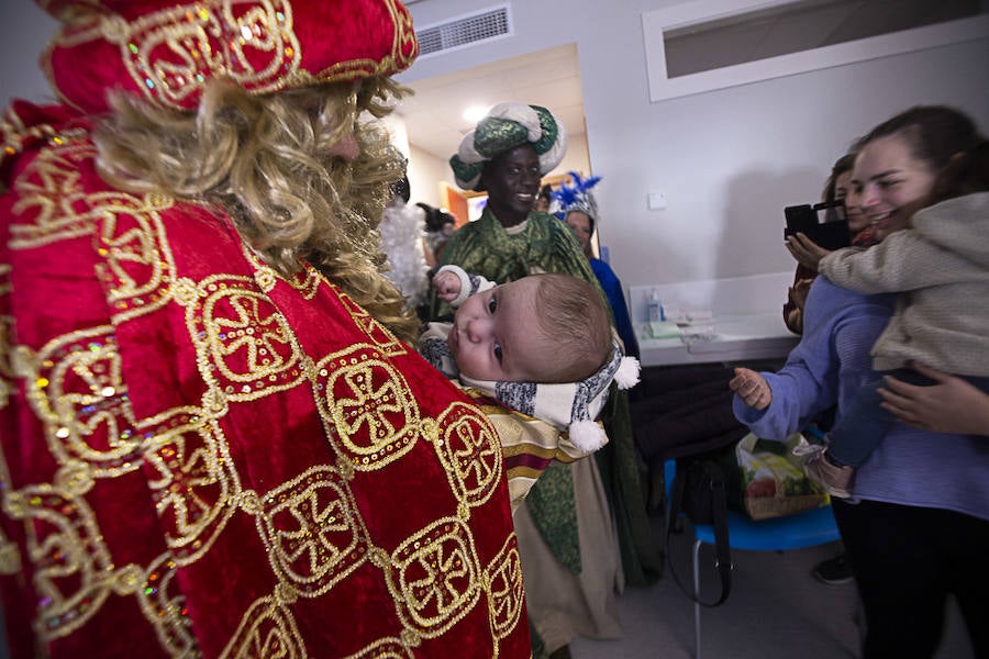 Melchor, Gaspar y Baltasar han hecho una parada en Pediatría antes de recorrer La Herradura