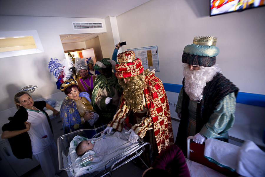 Melchor, Gaspar y Baltasar han hecho una parada en Pediatría antes de recorrer La Herradura