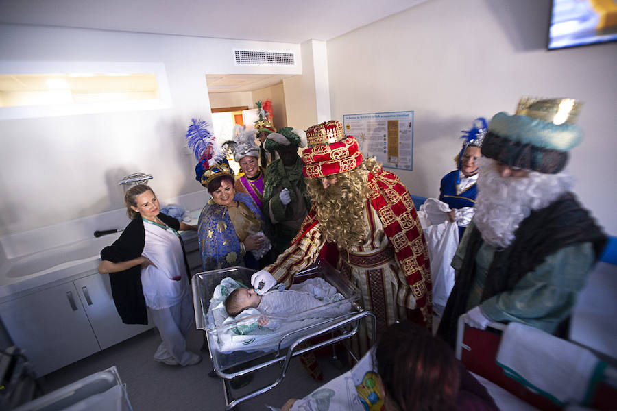 Melchor, Gaspar y Baltasar han hecho una parada en Pediatría antes de recorrer La Herradura