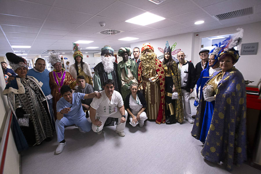 Melchor, Gaspar y Baltasar han hecho una parada en Pediatría antes de recorrer La Herradura