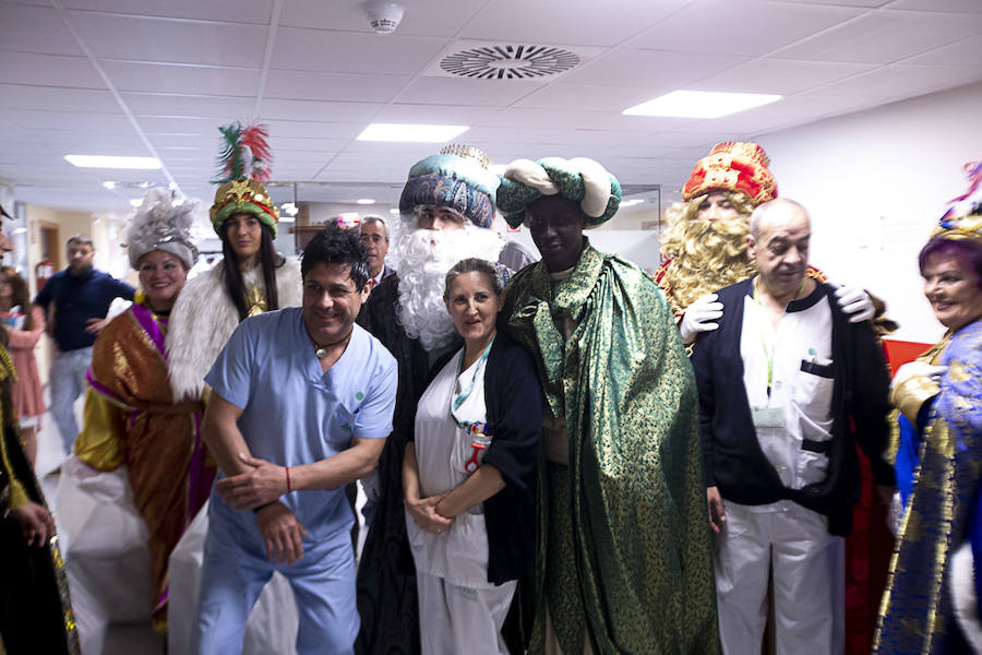 Melchor, Gaspar y Baltasar han hecho una parada en Pediatría antes de recorrer La Herradura