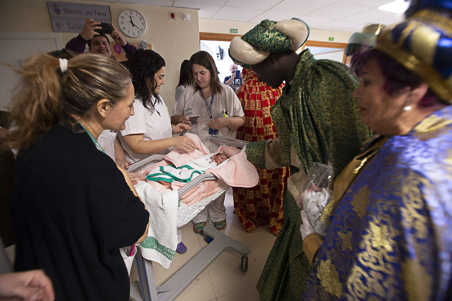 Melchor, Gaspar y Baltasar han hecho una parada en Pediatría antes de recorrer La Herradura