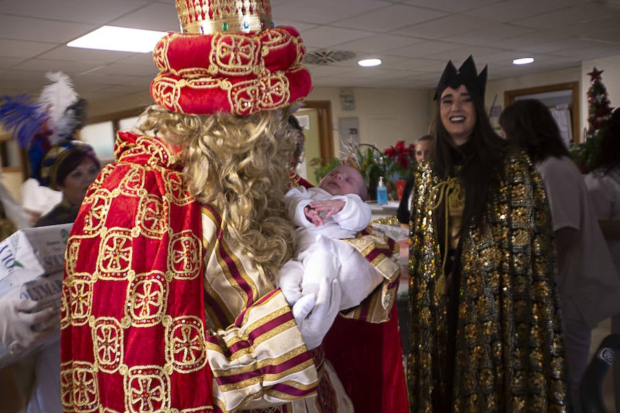 Melchor, Gaspar y Baltasar han hecho una parada en Pediatría antes de recorrer La Herradura