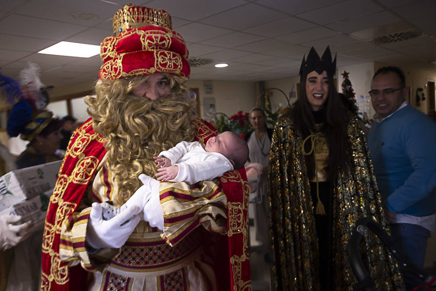 Melchor, Gaspar y Baltasar han hecho una parada en Pediatría antes de recorrer La Herradura