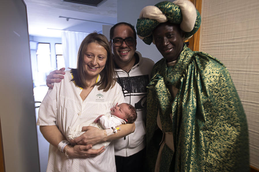 Melchor, Gaspar y Baltasar han hecho una parada en Pediatría antes de recorrer La Herradura