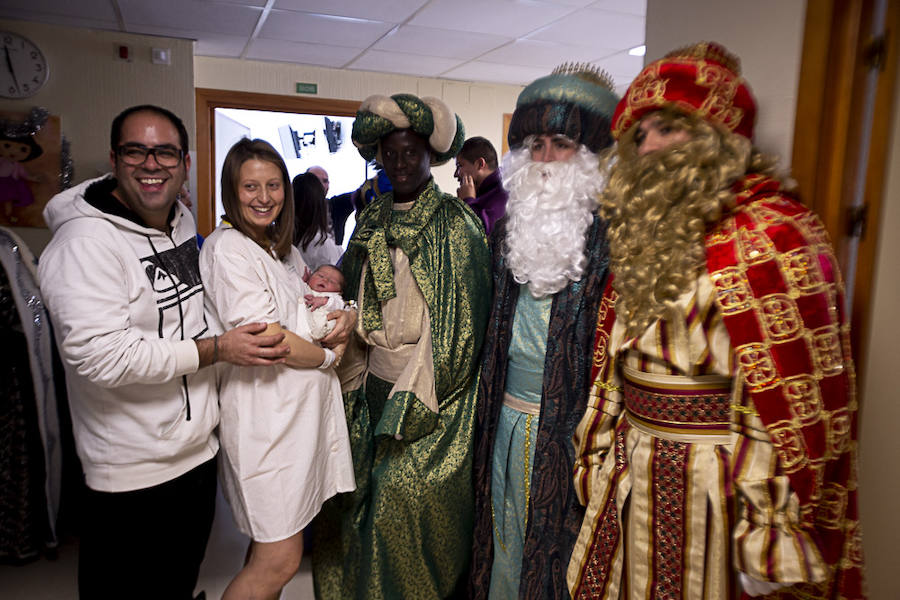 Melchor, Gaspar y Baltasar han hecho una parada en Pediatría antes de recorrer La Herradura