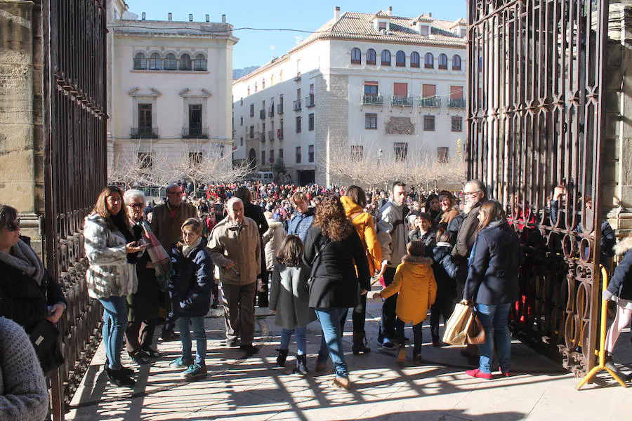 Desde esta mañana reciben a los niños en las puertas del Ayuntamiento