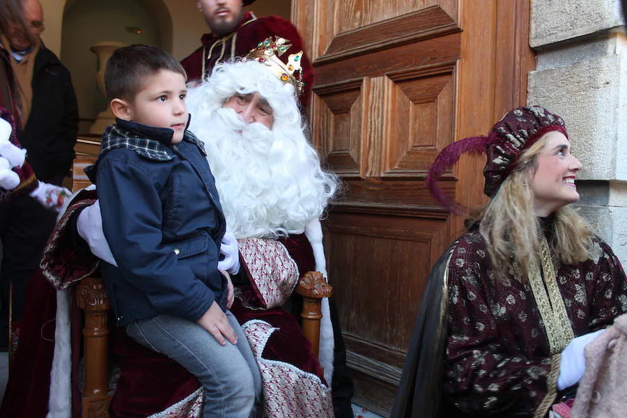 Desde esta mañana reciben a los niños en las puertas del Ayuntamiento