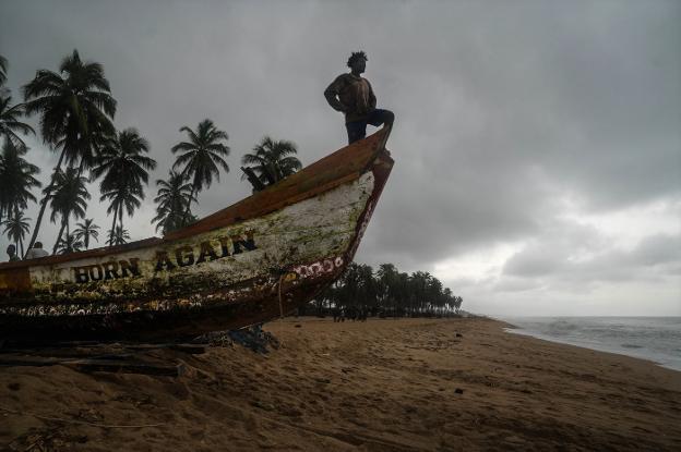 Un pescador de Ouidah contempla el mar desde la playa donde durante siglos embarcaron, cargados con grilletes, a cientos de miles de esclavos rumbo a América.::