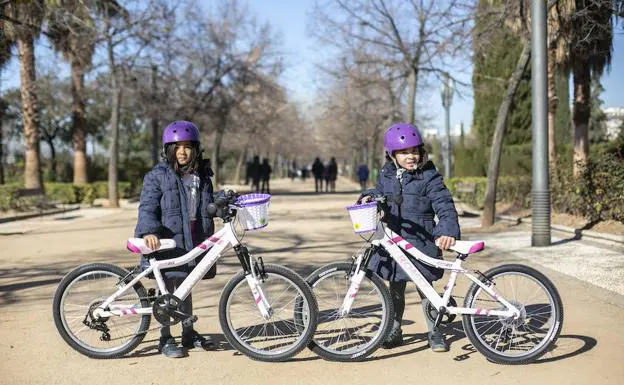 Dos hermanas estrenan sus bicicletas en el Parque Federico García Lorca.