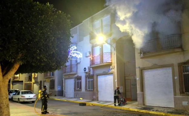 Una mujer afectada por humo y cuatro viviendas desalojadas en el incendio de una casa en Gádor