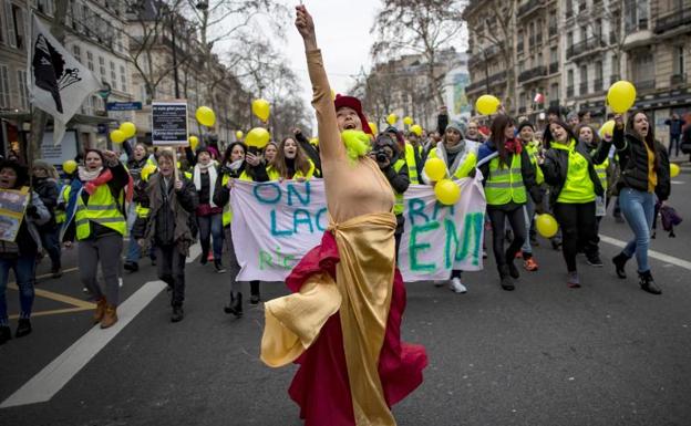 Una mujer vestida de «Marianne», símbolo nacional de la República francesa, participa en una marcha femenina de los 'chalecos amarillos' 
