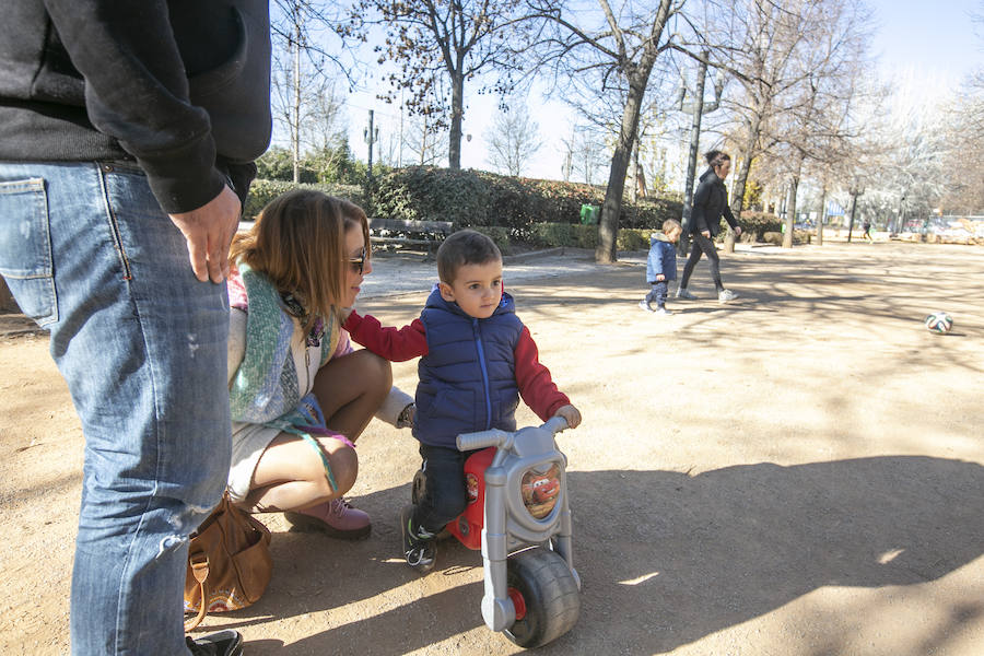 Ls calles y parques de la ciudad se llenan de niños en un día de tiempo inmejorable