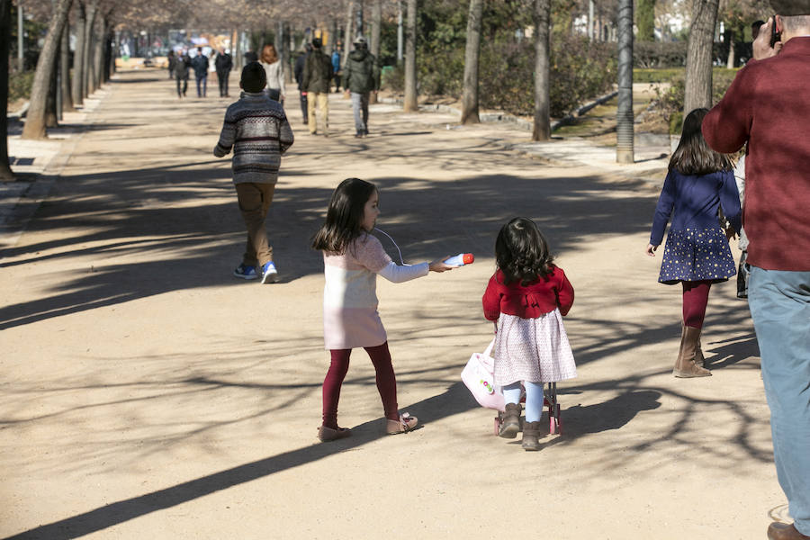 Ls calles y parques de la ciudad se llenan de niños en un día de tiempo inmejorable