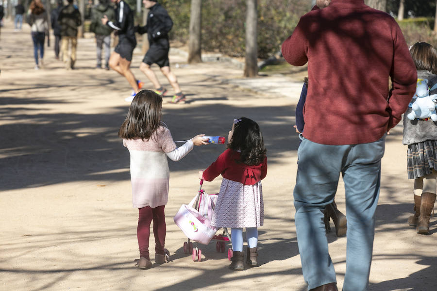 Ls calles y parques de la ciudad se llenan de niños en un día de tiempo inmejorable