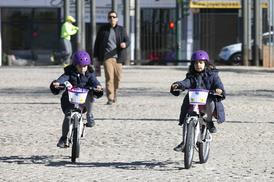 Ls calles y parques de la ciudad se llenan de niños en un día de tiempo inmejorable