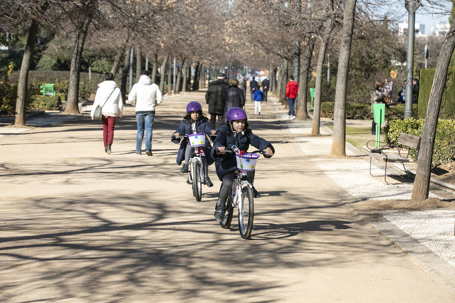 Ls calles y parques de la ciudad se llenan de niños en un día de tiempo inmejorable