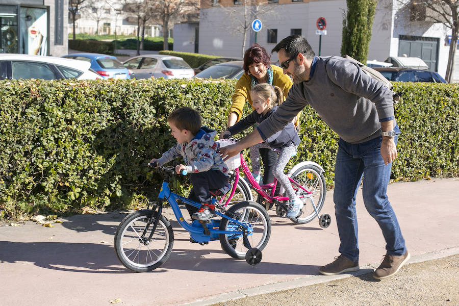 Ls calles y parques de la ciudad se llenan de niños en un día de tiempo inmejorable