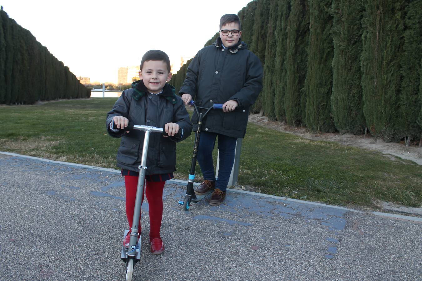 Melchor, Gaspar y Baltasar volvieron un año más a Jaén cargados de juguetes, tecnológicos, que han sido los reyes, y tradicionales; muchas familias salieron ayer a la calle, como al parque del Bulevar, para disfrutar de los regalos