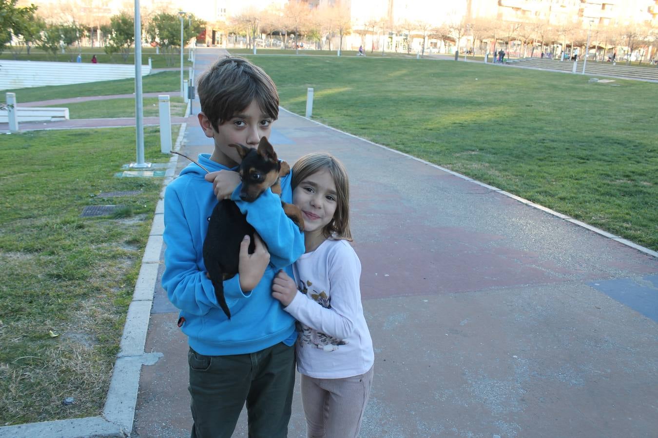 Melchor, Gaspar y Baltasar volvieron un año más a Jaén cargados de juguetes, tecnológicos, que han sido los reyes, y tradicionales; muchas familias salieron ayer a la calle, como al parque del Bulevar, para disfrutar de los regalos