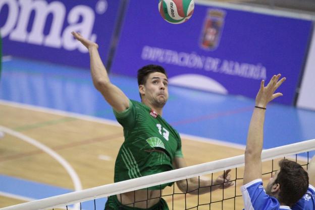 Dani Macarro remata un primer tiempo en el partido frente a Intasa San Sadurniño, el primero en el que fue titular.