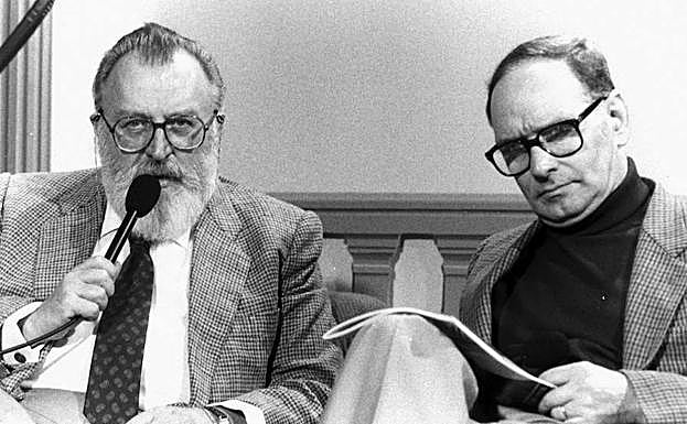 Imagen principal - Ennio Morricone junto a tres directores con los que ha trabajado: Sergio Leone, que fue compañero suyo de colegio, Brian de Palma y Quentin Tarantino, gracias al que obtuvo su primer Oscar en 2016 por la banda sonora de 'Los odiosos ocho' (tenía otro Oscar honorífico de 2009).