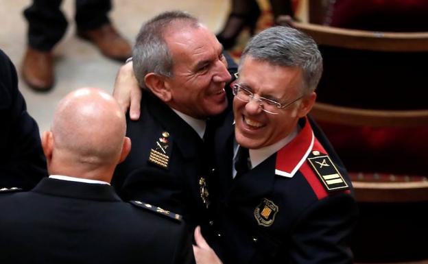 El jefe de los Mossos, Miquel Esquius (d), abraza a varios miembros de la Policía Nacional durante el acto de entrega de despachos a la LXVIII promoción de la carrera judicial que ha presidido el Rey este martes en Madrid.