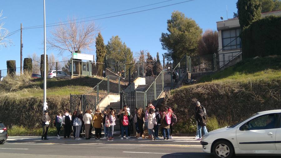 Una comitiva de cien estudiantes con tres profesores al frente protesta ante la Consejería de Educación por una caldera estropeada mientras la dirección del centro asegura que funciona correctamente