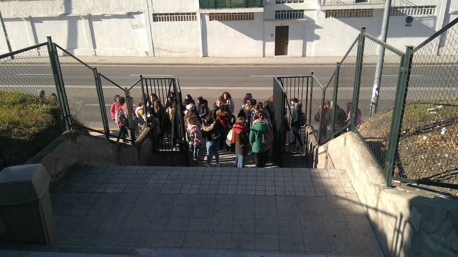 Una comitiva de cien estudiantes con tres profesores al frente protesta ante la Consejería de Educación por una caldera estropeada mientras la dirección del centro asegura que funciona correctamente