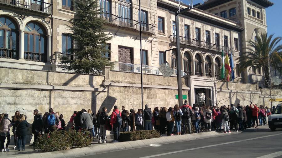 Una comitiva de cien estudiantes con tres profesores al frente protesta ante la Consejería de Educación por una caldera estropeada mientras la dirección del centro asegura que funciona correctamente