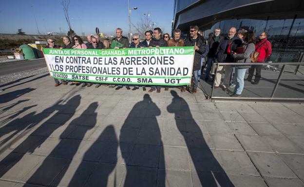 Medios centenar de especialistas se concentraron contra las agresiones.