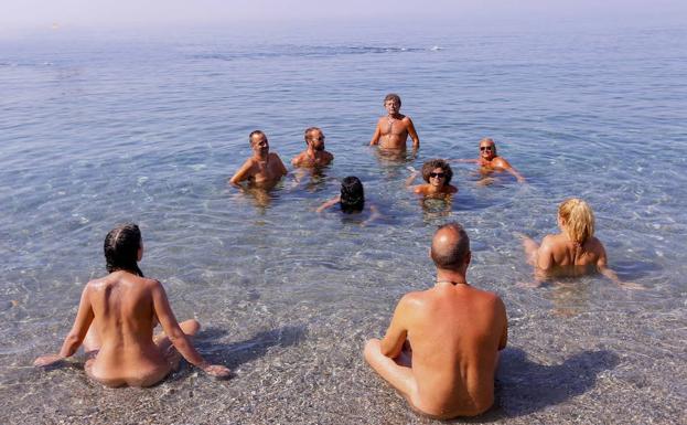 Un grupo de nuedistas en la playa de Cantarriján