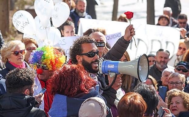 Condenan a Spiriman por insultar y difundir fotografías de un médico del Virgen de las Nieves