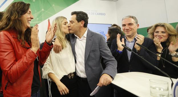 Juanma Moreno besa a su esposa, Manuela Villena, en la noche electoral tras conocer los históricos resultados del 2-D. 