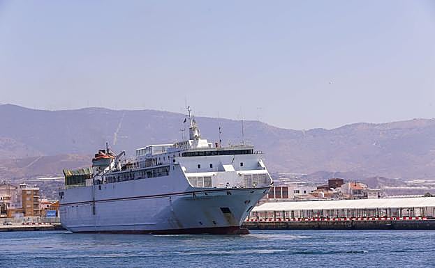 El Volcán de Tauce es el barco que opera la línea entre Motril y Melilla actualmente