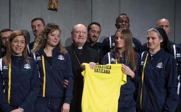 El equipo de atletas del Vaticano, en la presentación. 