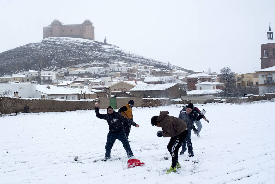 NOVIEMBRE «De mitad de noviembre en adelante, el invierno es constante». Comienza el mes con cielo despejado y algo de viento. Alrededor del día 10 cambia el tiempo, pudiendo haber precipitaciones de tipo tormentoso sobre Sierra Nevada y la zona norte de la provincia, con nevadas copiosas que pueden llegar a Granada capital. Alrededor del día 23 cesan las precipitaciones, pero siguen los vientos hasta fin de mes.