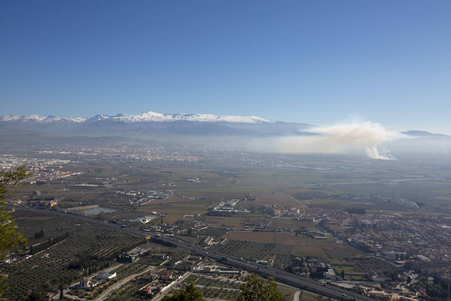 ENERO «Cuando nieva en enero, todo el año a tempero». Comienza el mes frío y despejado, con algo de viento que provoca una sensación térmica de más frío. Después de unas precipitaciones de nieve en Sierra Nevada, siguen algunos días despejados y alrededor de la segunda semana vuelven las precipitaciones, que pueden ser sólidas y generalizadas. A mediados de mes cesan las precipitaciones, llegan los vientos que harán que los siguientes días sean más fríos. Alrededor del día 24 se estabiliza el tiempo.