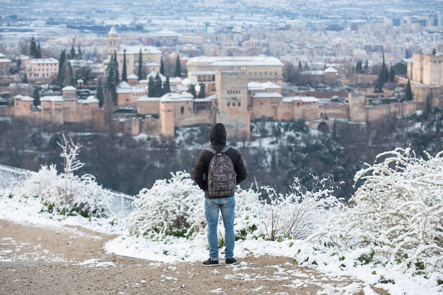 FEBRERO «Lluvias y nieves por febrero, son augurio lisonjero». Comienza el mes despejado. Conforme avanza la primera semana aumenta el viento y el frío. Alrededor del día 10 aumenta la nubosidad y puede haber precipitaciones de nieve en Sierra Nevada. Ya a mediados de mes, llegan lluvias generalizadas acompañadas de viento. A partir del día 23 cesan las precipitaciones y habrá nubes y claros hasta fin de mes.