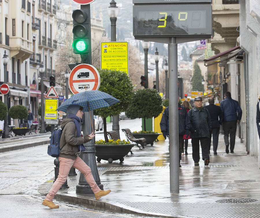 MARZO «Con marzo marzadas, aire frío y granizadas». Comienza el mes con viento y frío, con posibilidad de lluvias durante la primera semana en Granada y nieve en Sierra Nevada. Al final de la primera semana cesan las precipitaciones, pero llegan los vientos y bajan las temperaturas. A mediados de mes, llegan de nuevo las precipitaciones generalizadas de tipo tormentoso, con nieve en Sierra Nevada y en la zona de la Alpujarra. A partir del día 22 mejora el tiempo, aunque el frío seguirá presente. No se descarta alguna precipitación por el sur de la península a finales de mes. [Nota el día 6 es Miércoles de Ceniza].