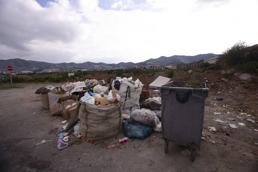 Un punto de recogida de residuos en una zona rural de Motril totalmente desbordado. Acabar con estas imágenes es el reto que asume ahora FCC. 