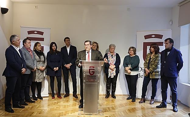 El presidente de Diputación, José Entrena, comparece rodeado de su equipo.