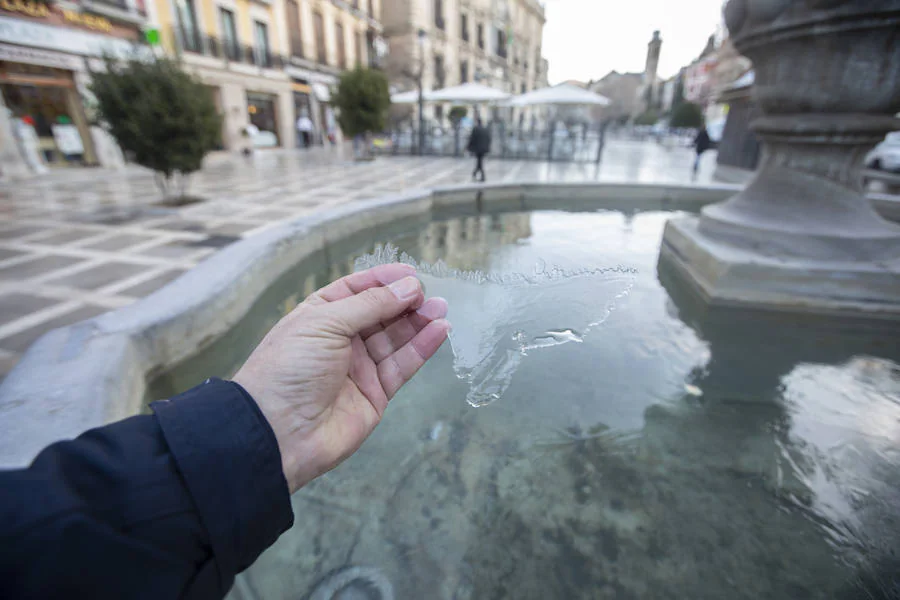 Costra de hielo en la fuente de plaza Nueva.