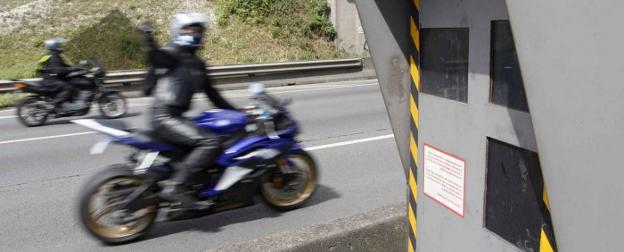 El motorista tenía la costumbre de hacer burla con un gesto de la mano a las cámaras que controlan la velocidad en carretera.