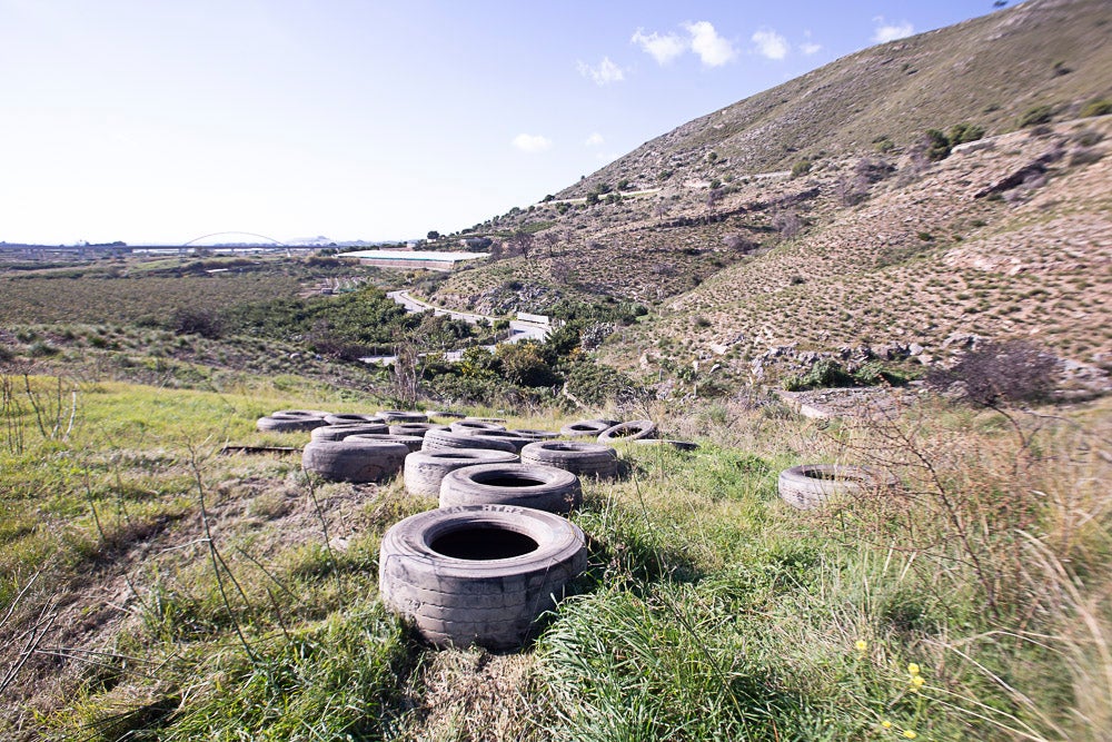 El año pasado voluntarios sacaron 800 ruedas de los acantilados de Castell, un caso flagrante. El Seprona advierte que realizará apostaderos para buscar a los autores