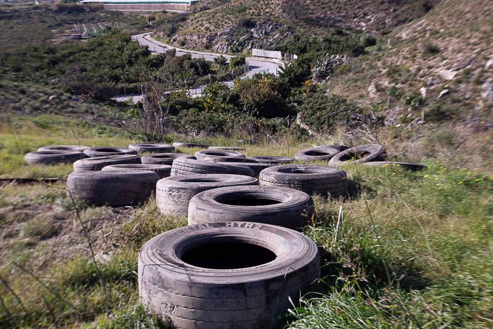 El año pasado voluntarios sacaron 800 ruedas de los acantilados de Castell, un caso flagrante. El Seprona advierte que realizará apostaderos para buscar a los autores