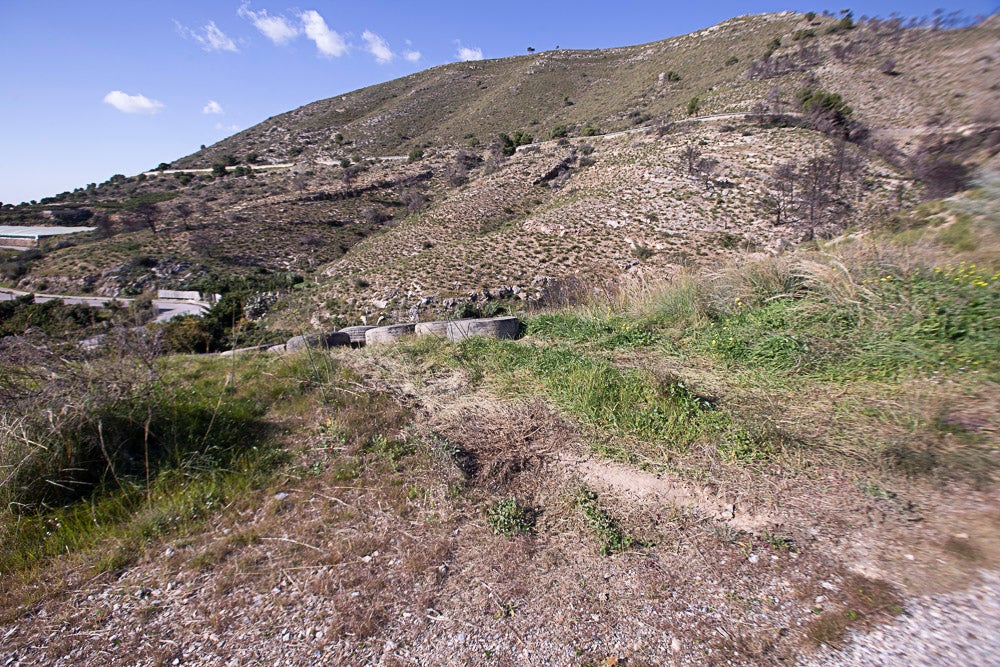 El año pasado voluntarios sacaron 800 ruedas de los acantilados de Castell, un caso flagrante. El Seprona advierte que realizará apostaderos para buscar a los autores