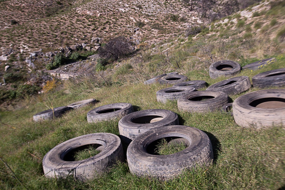 El año pasado voluntarios sacaron 800 ruedas de los acantilados de Castell, un caso flagrante. El Seprona advierte que realizará apostaderos para buscar a los autores